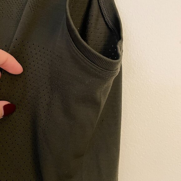 Lululemon Breeze By Muscle Crop Tank, Size 8, Pre-Owned - Fair Condition - Picture 6 of 10